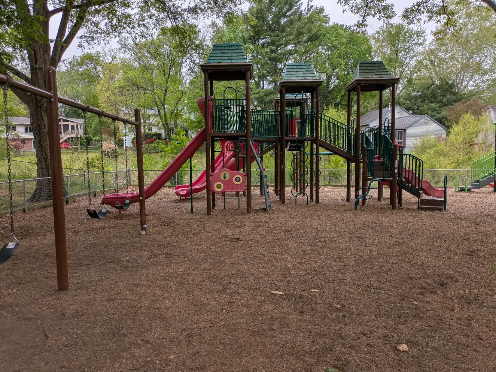 Gaithersburg 0-5岁Daycare 绿树环绕户外游乐场组合设施全景
